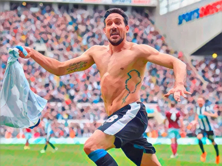 Jonás Gutiérrez esulta senza maglia davanti ai tifosi del Newcastle a St. James' Park dopo il gol salvezza contro il West Ham