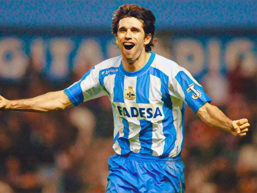 Juan Carlos Valerón con la maglia biancoblu del Deportivo La Coruña mentre esulta dopo un gol
