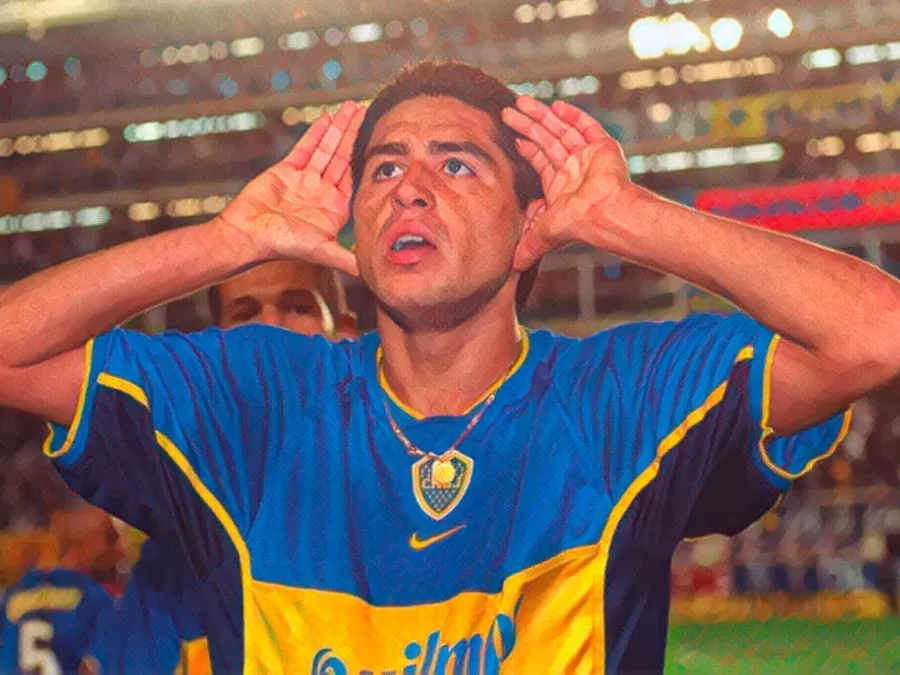 Juan Román Riquelme esulta alla Bombonera porta le mani alle orecchie nel suo celebre gesto "Topo Gigio" vestendo la maglia del Boca Juniors