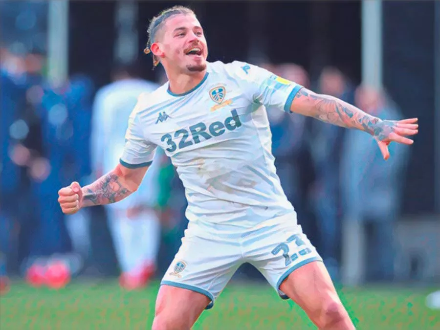 Kalvin Phillips esulta con la maglia bianca del Leeds United durante una partita ad Elland Road sotto la gestione di Marcelo Bielsa