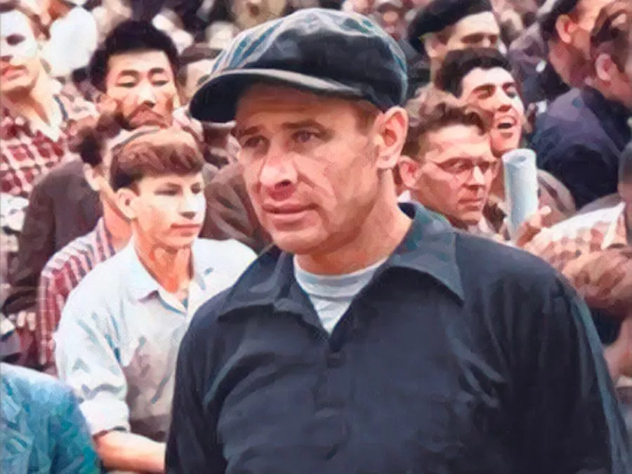 Il portiere sovietico Lev Yashin in completa divisa nera mentre entra in campo durante una partita negli anni '60