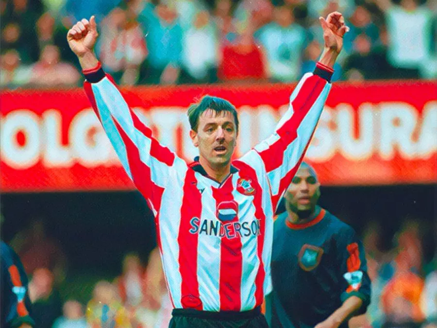 Matt Le Tissier con la maglia numero 10 del Southampton mentre esulta a braccia aperte sul prato dello stadio The Dell