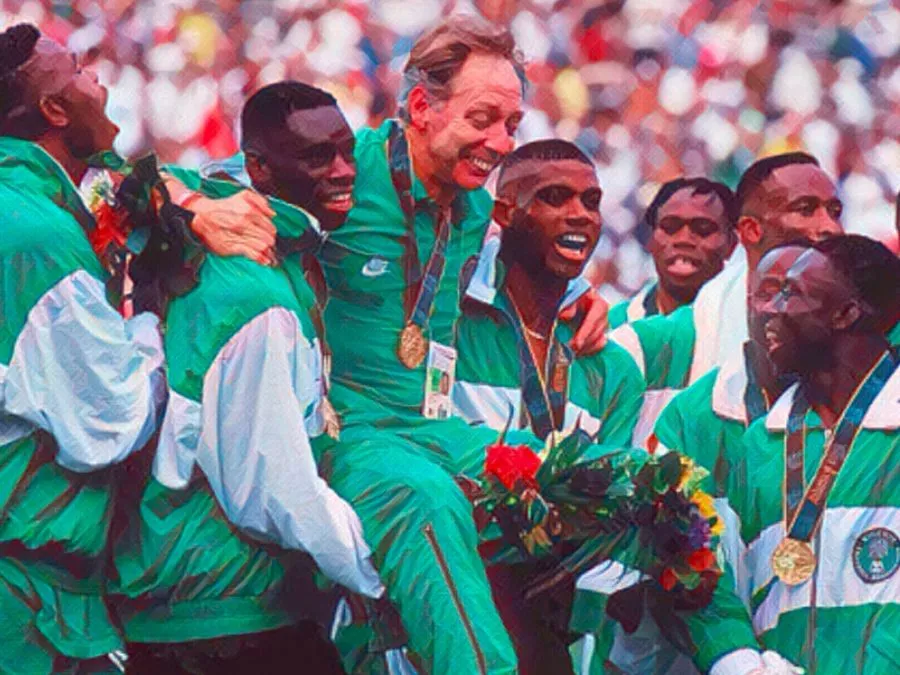 Nwankwo Kanu ed i compagni della Nazionale della Nigeria festeggiano con la medaglia d'oro al collo sul podio di Atlanta 1996