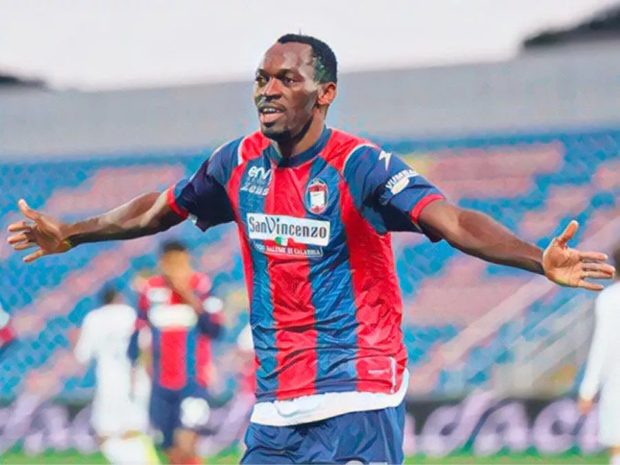 Nwankwo Simy esulta sfoggiando il suo iconico sorriso con la maglia rossoblù del Crotone