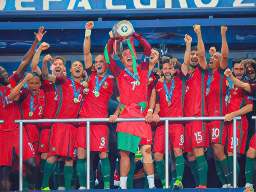 Cristiano Ronaldo e i compagni della nazionale del Portogallo sollevano la coppa di Euro 2016 sul podio dello Stade de France dopo aver battuto la Francia il 10 luglio 2016