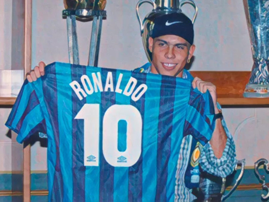 Ronaldo il Fenomeno sorride e saluta dal balcone della sede dell'Inter in Via Durini a Milano, mentre mostra la sciarpa nerazzurra ai tifosi radunati in strada il 25 luglio 1997