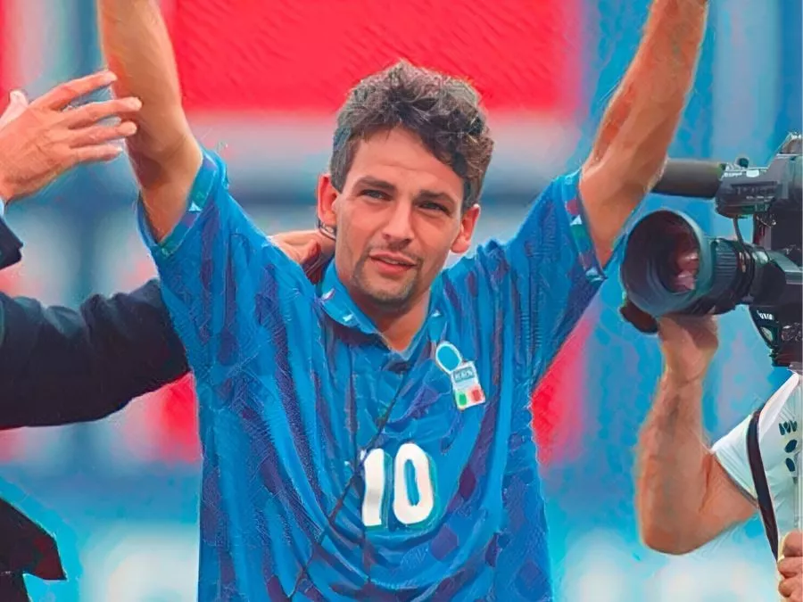Roberto Baggio esulta a braccia alzate sotto il sole cocente del Giants Stadium di New York dopo aver segnato una delle due reti alla Bulgaria il 13 luglio 1994