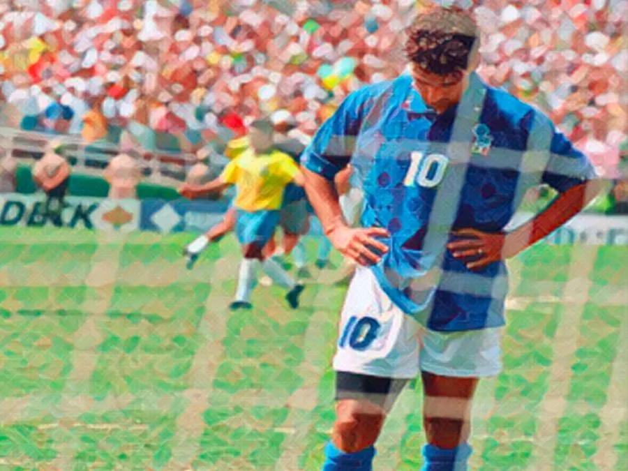 Il numero 10 azzurro Roberto Baggio a testa bassa e le mani sui fianchi davanti al dischetto del rigore del Rose Bowl di Pasadena