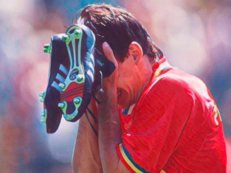 Il trequartista Gheorghe Hagi e i compagni della nazionale rumena con le mani sui fianchi, delusi sul cerchio di centrocampo dopo la sconfitta ai calci di rigore contro la Svezia ai Mondiali del 1994