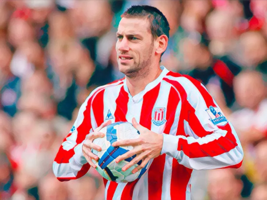 Rory Delap con la maglia numero 24 dello Stoke City mentre prende la rincorsa per battere una rimessa laterale a catapulta
