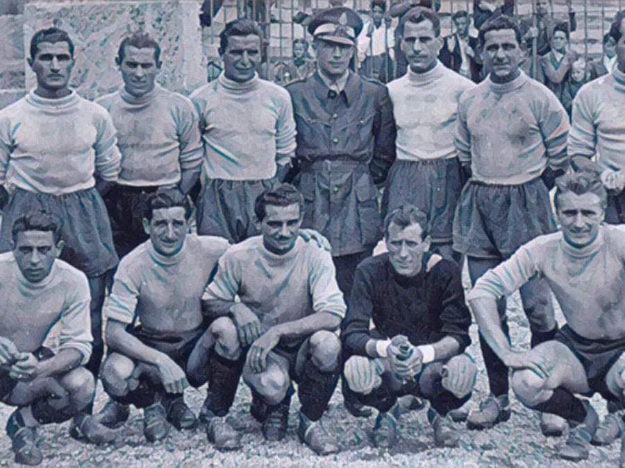 I calciatori della squadra dei Vigili del Fuoco dello Spezia del 1944 posano in gruppo con la divisa storica prima di una partita del campionato di guerra