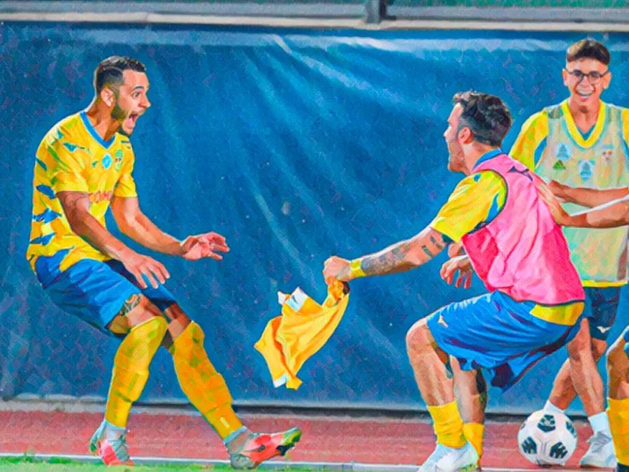 I calciatori del Tre Fiori festeggiano sul campo del Fola Esch a fine partita dopo lo storico successo per 1-0 nell'andata del preliminare di Conference League il 7 luglio 2022