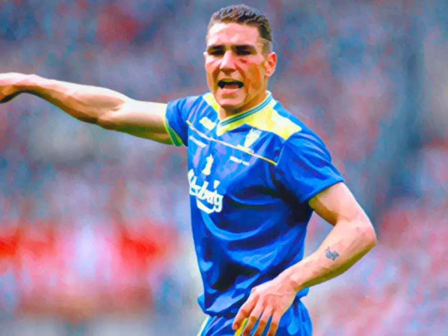 Vinnie Jones con la maglia del Wimbledon che ruggisce sul campo durante una partita negli anni novanta