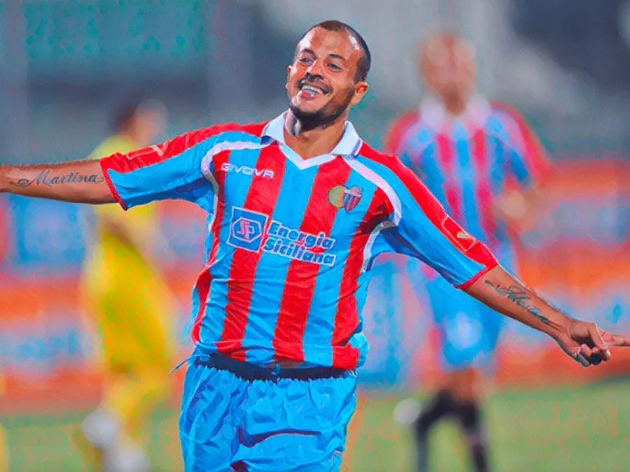 Adrián Ricchiuti esulta con la maglia rossazzurra del Catania in Serie A