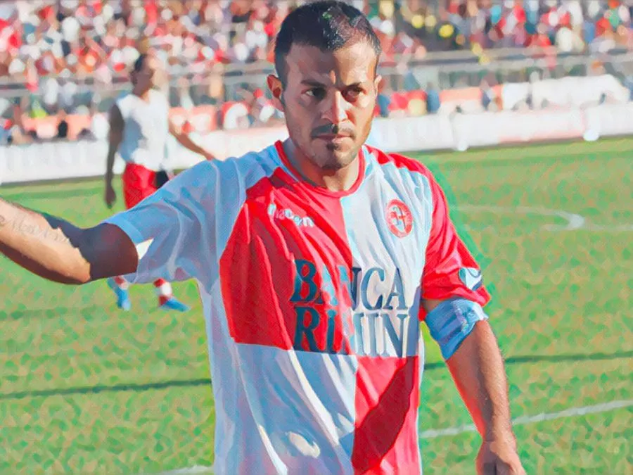 Adrian Ricchiuti esulta con la maglia biancorossa del Rimini