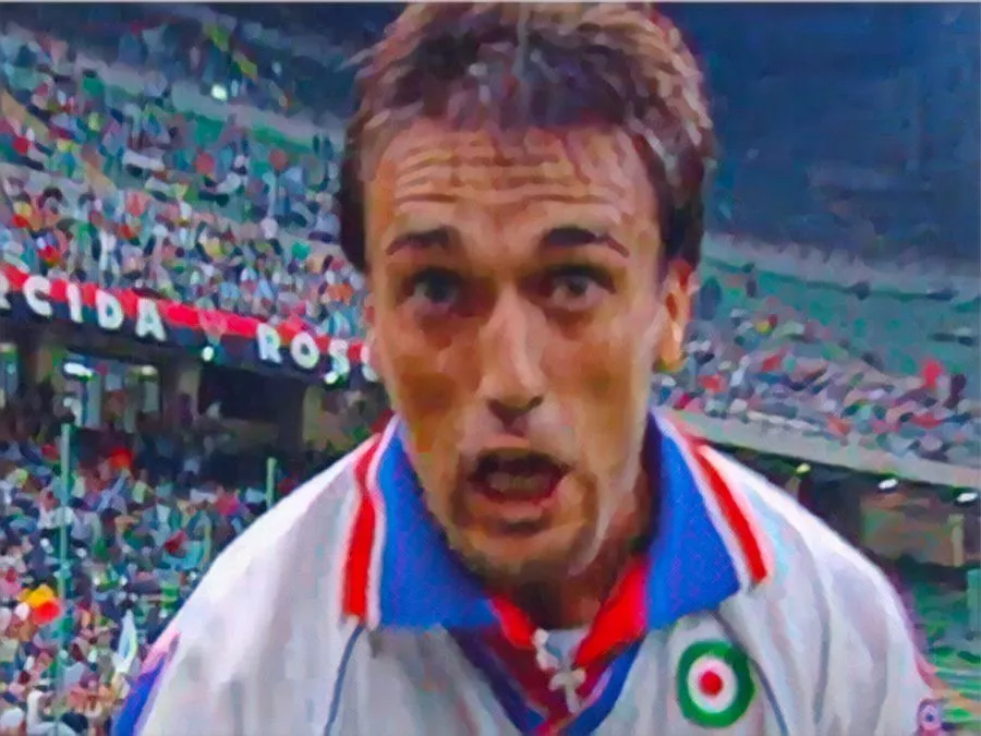Gabriel Batistuta urla verso la telecamera bordocampo durante la finale di Supercoppa Italiana 1996 tra Milan e Fiorentina