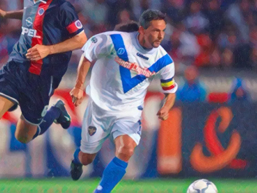 Roberto Baggio in maglia bianca del Brescia durante la finale di Coppa Intertoto 2001 contro il PSG
