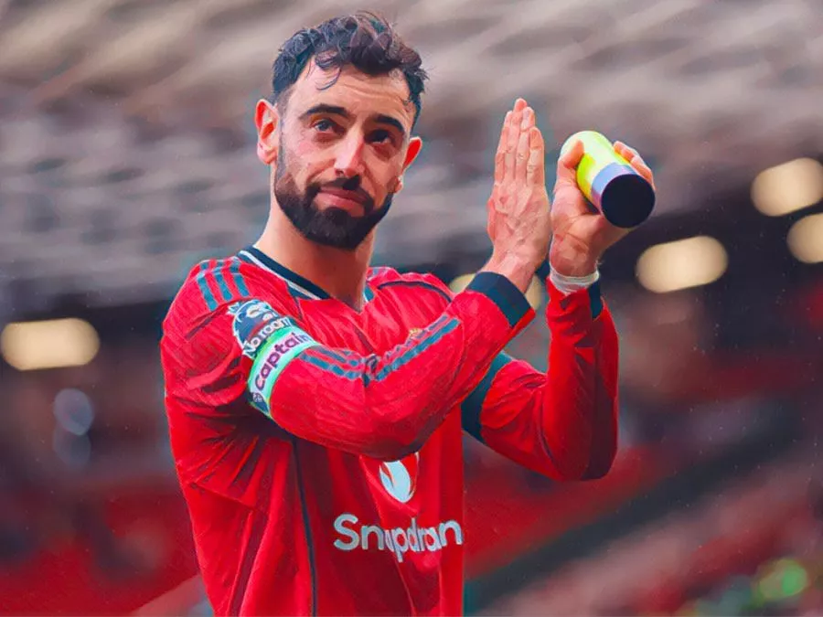 Bruno Fernandes esulta con le mani sulle orecchie indossando la maglia del Manchester United