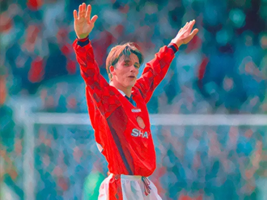 David Beckham sorride a braccia aperte dopo aver segnato da centrocampo contro il Wimbledon nel 1996