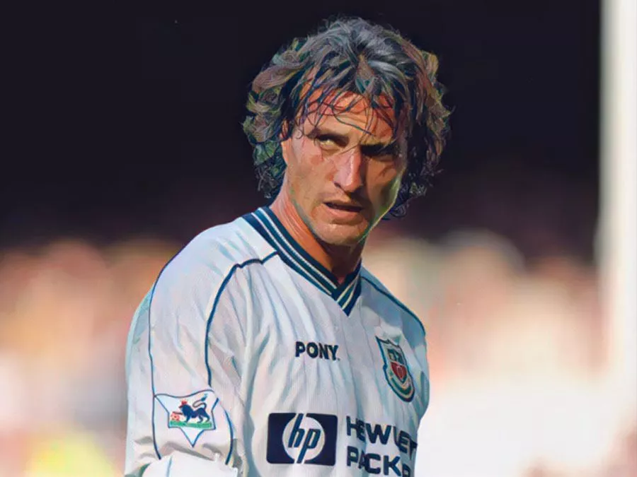 David Ginola in azione con la maglia del Tottenham Hotspur sul finire degli anni novanta