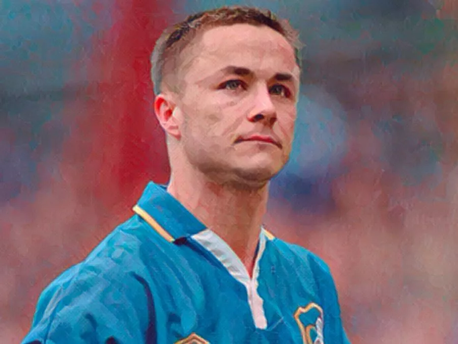 Dennis Wise con la fascia da capitano del Chelsea che grida in campo durante un match di Premier League