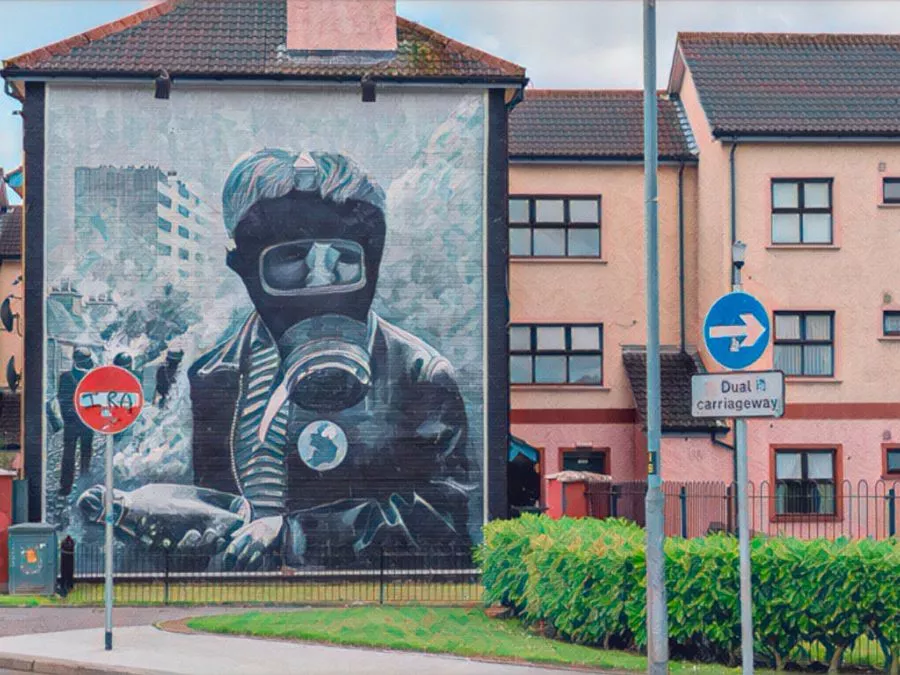 Il murale del Bogside a Derry con lo stadio Brandywell sullo sfondo e i colori del Derry City