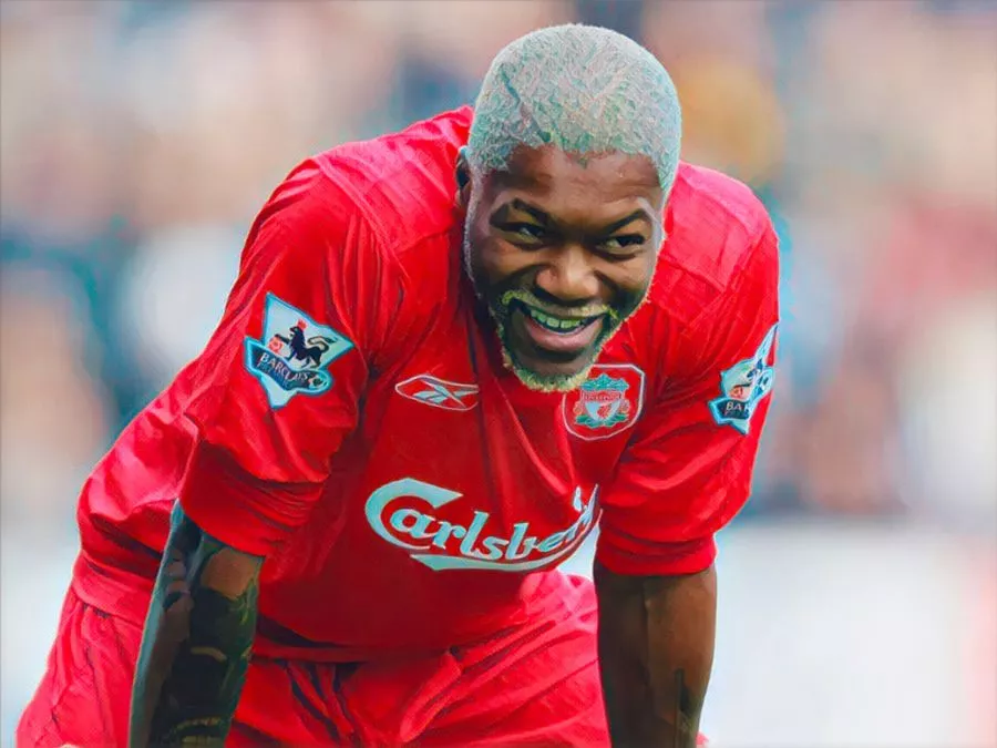 Djibril Cissé esulta con la maglia del Liverpool dopo un gol segnato in Premier League