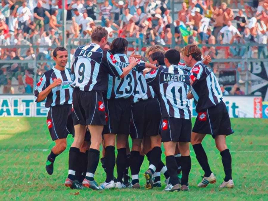I giocatori del Siena festeggiano sotto il settore ospiti dello stadio Renato Curi dopo l'esordio in Serie A contro il Perugia