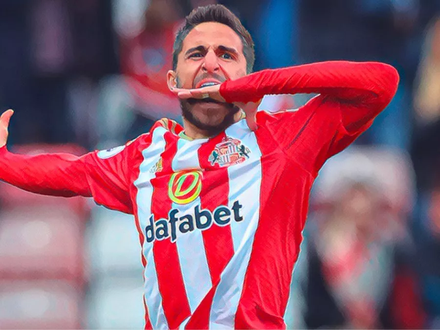 Fabio Borini esulta col gesto del coltello tra i denti durante una gara con il Sunderland