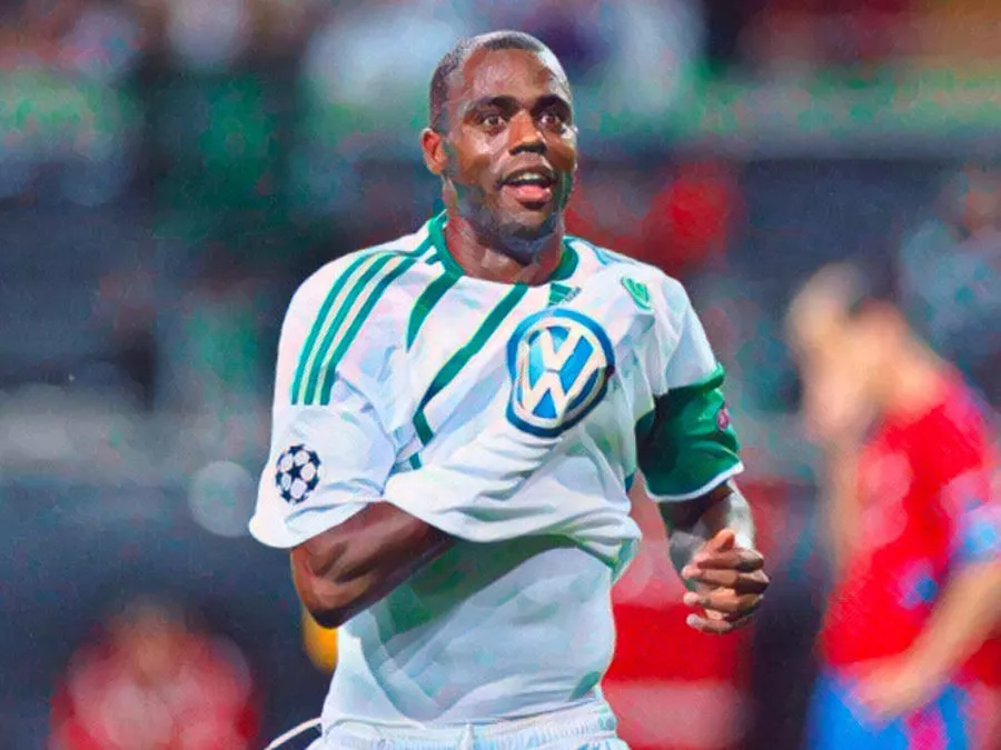 Grafite esulta con la maglia del Wolfsburg dopo aver segnato un gol in Champions League