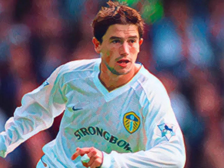 Harry Kewell con la maglia del Leeds United durante un'azione di gioco in Premier League