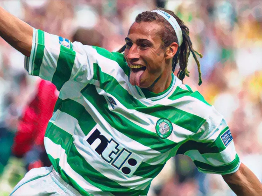 Henrik Larsson esulta con la maglia del Celtic Glasgow durante luna partita di Champions League
