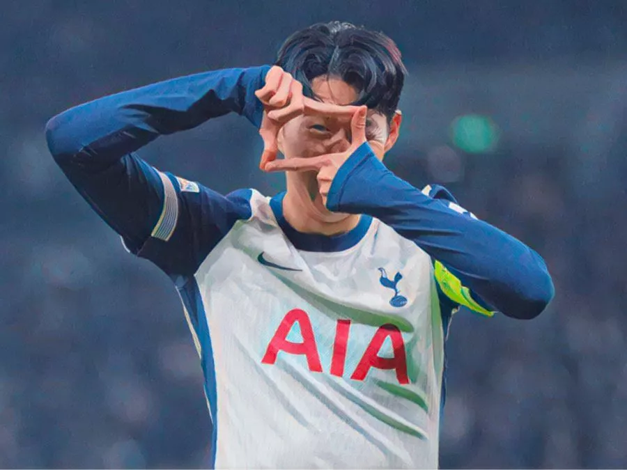 Heung-Min Son esulta mimando la macchina fotografica con le mani dopo un gol con la maglia del Tottenham