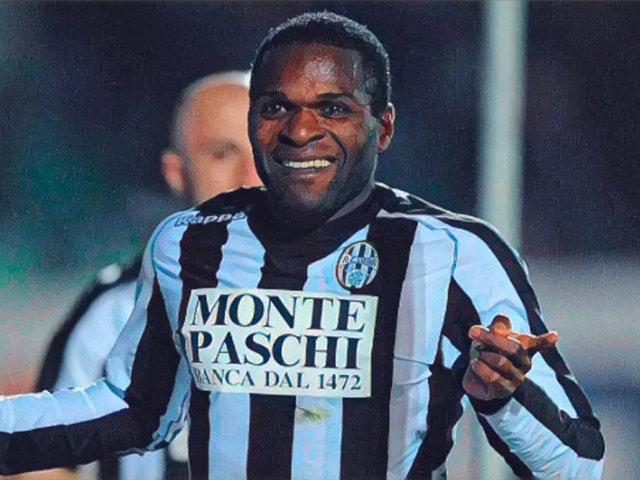 Innocent Emeghara con la maglia della Robur Siena esulta dopo un gol segnato in Serie A