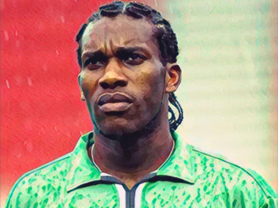 Jay-Jay Okocha in azione con la maglia della Nazionale nigeriana negli anni novanta