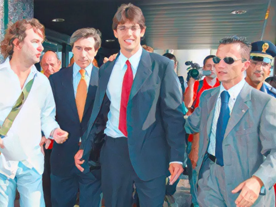 Un giovanissimo Kakà sorride durante il suo giorno d'arrivo a Milano nell'agosto 2003