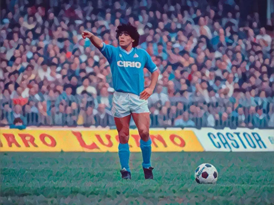 Diego Armando Maradona con la maglia del Napoli mentre si appresta a calciare la punizione contro l'Arezzo nel 1984