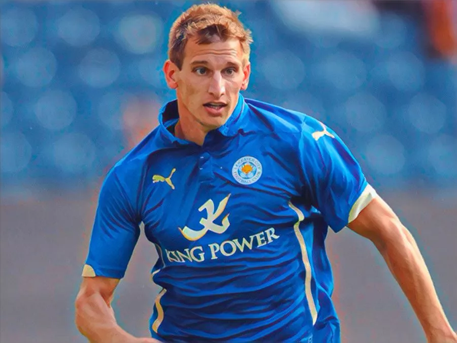 Marc Albrighton esulta correndo lungo la fascia con la maglia del Leicester City