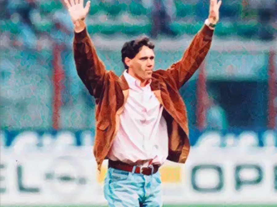Marco Van Basten saluta il pubblico di San Siro in giacca di renna il 18 agosto 1995