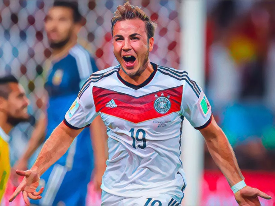 Mario Götze esulta con le braccia aperte dopo aver segnato il gol vittoria nella finale dei Mondiali 2014