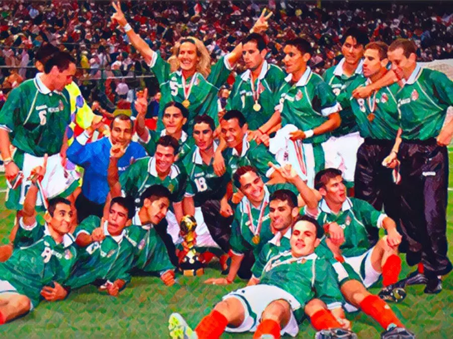 I calciatori del Messico alzano il trofeo della Confederations Cup 1999 tra i festeggiamenti dello Stadio Azteca