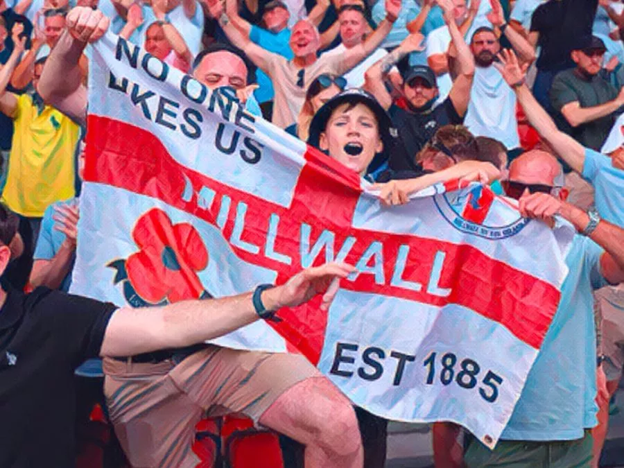 I tifosi del Millwall FC affollano gli spalti del The Den sventolando bandiere con il Leone rampante