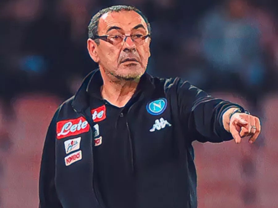Maurizio Sarri dà indicazioni tattiche ai giocatori del Napoli durante una partita al San Paolo
