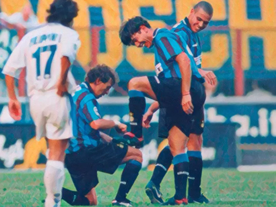 Álvaro Recoba festeggia con Francesco Moriero in ginocchio dopo aver segnato la doppietta da fuori area in Inter-Brescia del 1997