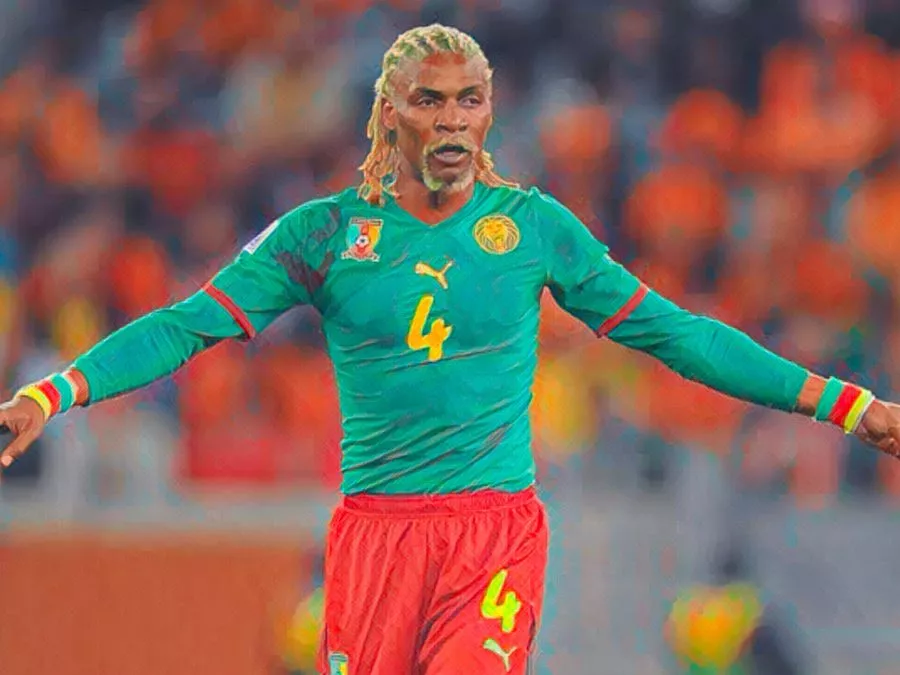 Rigobert Song con la fascia da capitano e la maglia della Nazionale del Camerun