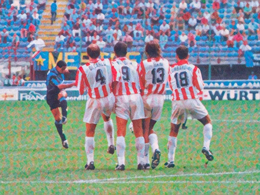 Roberto Carlos si prepara a calciare la punizione dal limite durante Inter-Vicenza a San Siro nel 1995
