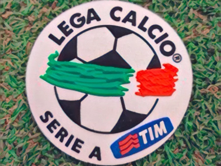 La patch della Lega Serie A 2001-2002 all'inizio del centesimo campionato di calcio italiano