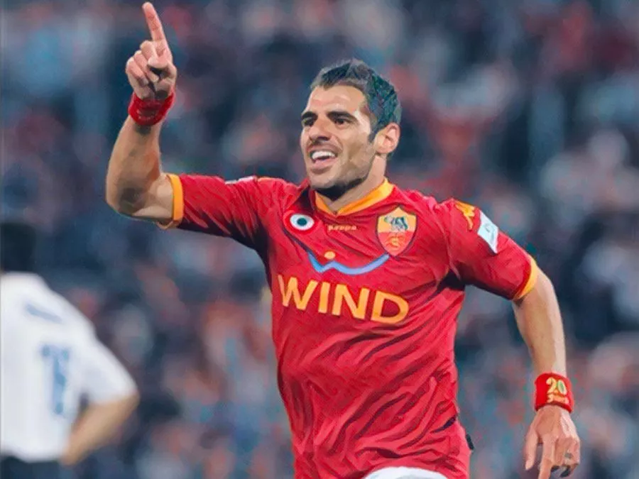 Simone Perrotta esulta correndo con la maglia giallorossa della Roma