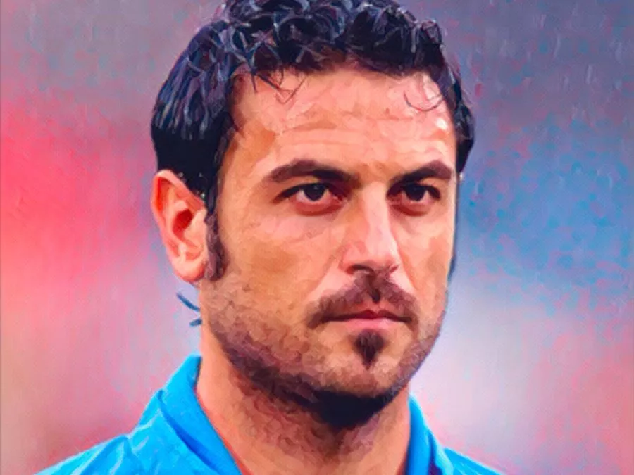 Stefano Fiore con la maglia della Nazionale esulta dopo un gol elegante