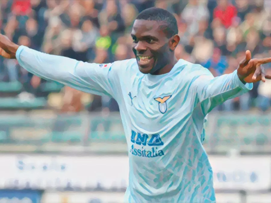Stephen Makinwa esulta con la maglia della Lazio dopo un gol in Serie A